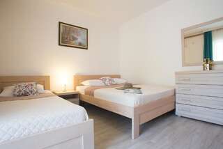 Апартаменты Apartments Radojević Петровац Семейный номер-студио с видом на горы-2