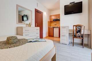 Апартаменты Apartments Radojević Петровац Семейный номер-студио с видом на горы-3